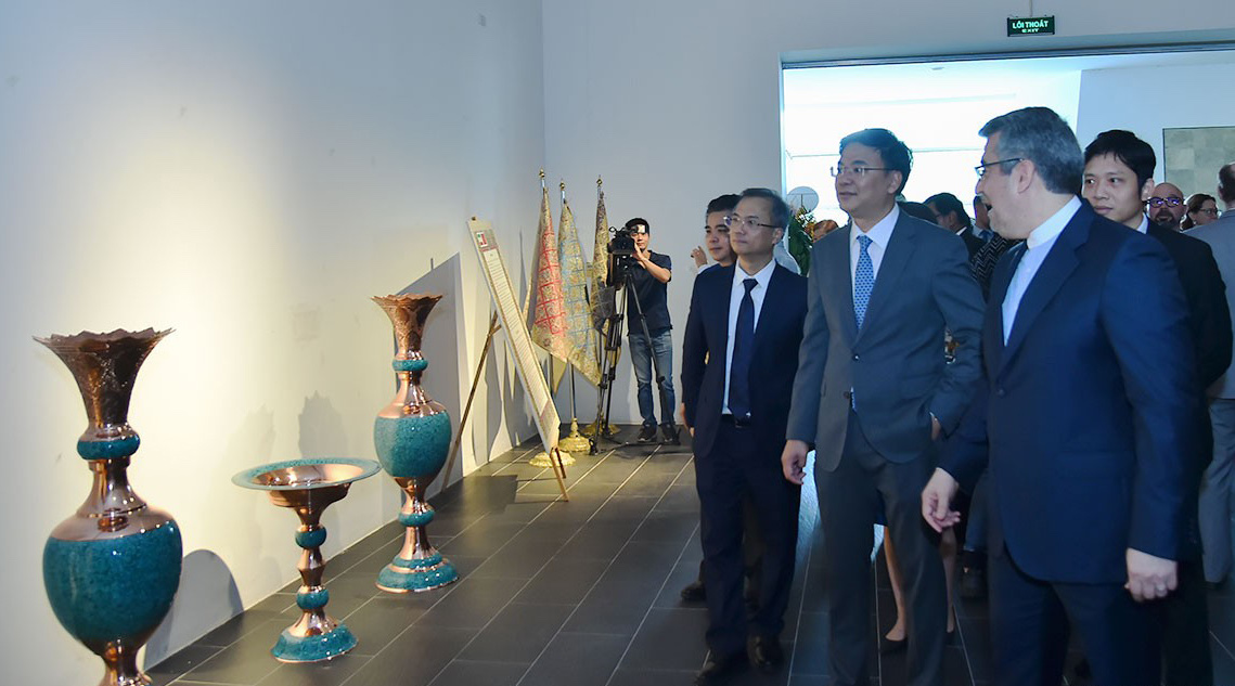Các đại biểu và du khách tham quan triển lãm.